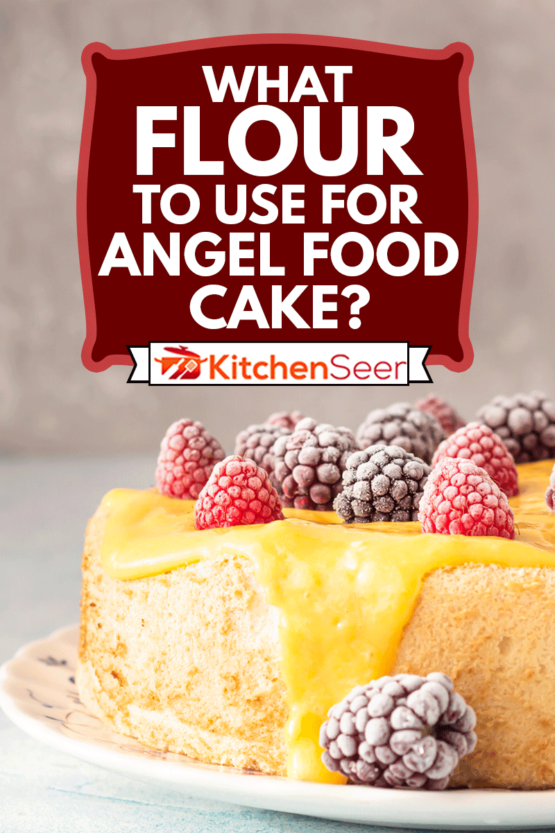 天使蛋糕，柠檬凝乳和冷冻浆果(覆盆子和黑莓)在盘子里，蓝色混凝土背景，天使蛋糕用什么面粉?