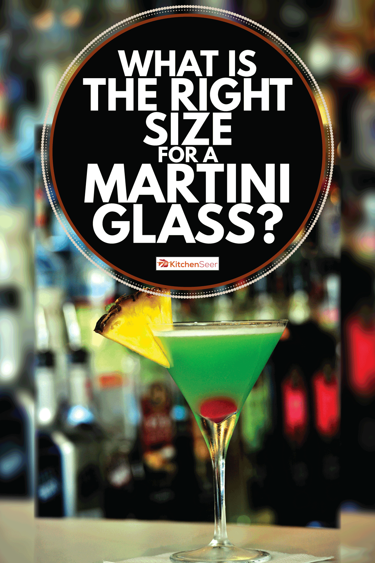 绿色鸡尾酒在马提尼杯中加菠萝。马提尼杯的大小合适吗