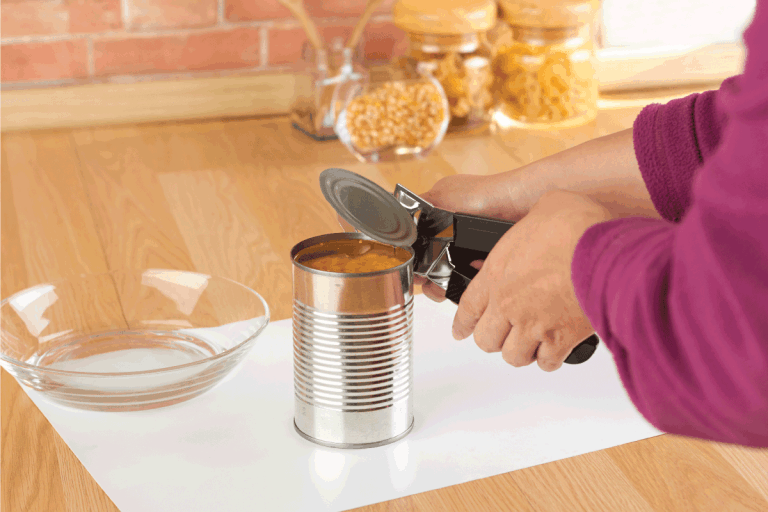 woman-opening-a-can-of-corn-with-can-opener-in-the-bd手机下载kitchen.-How-Long-Should-A-Can-Opener-Last