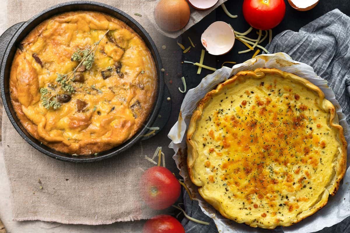 蔬菜蛋饼、番茄、鸡蛋、奶酪和蘑菇煎蛋饼拼贴在木制背景的平底锅上，煎蛋饼和煎蛋饼有什么区别?