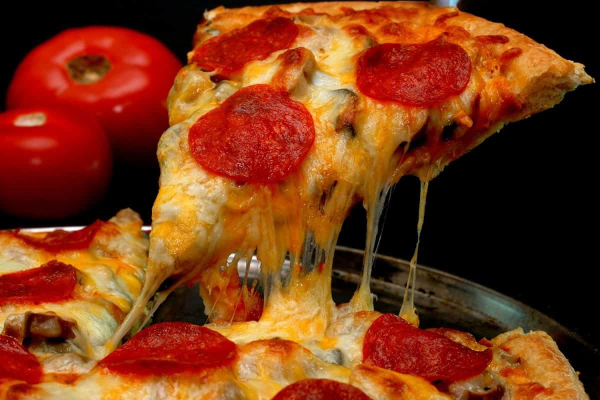 一张油腻的意大利香肠披萨的近距离照片