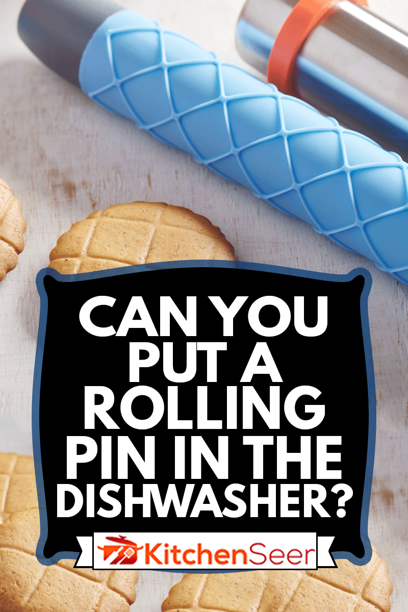 饼干，白色木质表面上印有花纹花纹的硅胶擀面杖和饼干切割机，你能把擀面杖放进洗碗机吗?