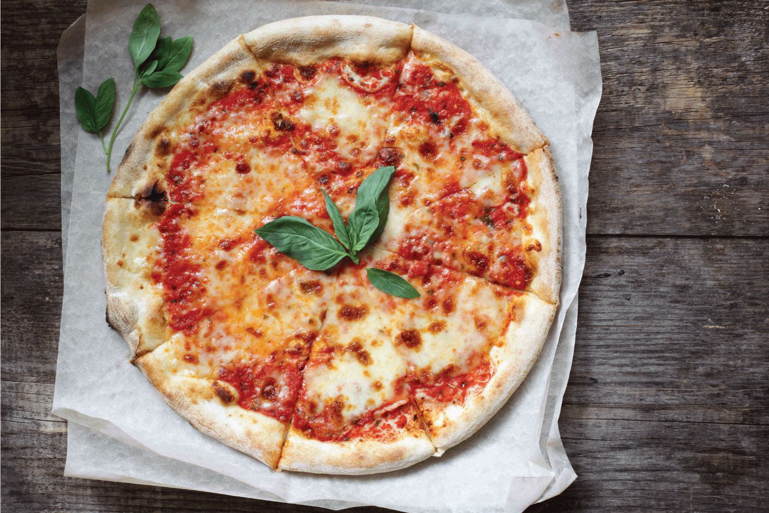 国产经典意大利玛格丽塔披萨配番茄酱、马苏里拉奶酪和罗勒。