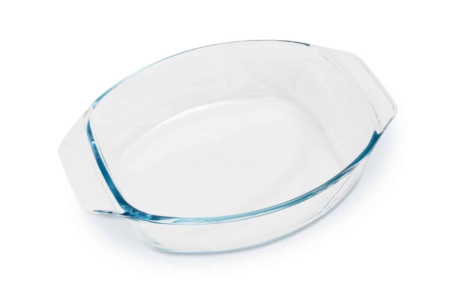 白色背景上空的椭圆形玻璃砂锅