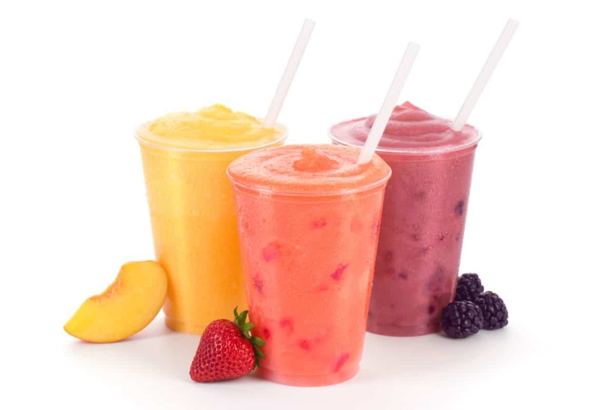 享受三份美味的水果冰沙255白。以桃子、草莓和黑莓为特色。