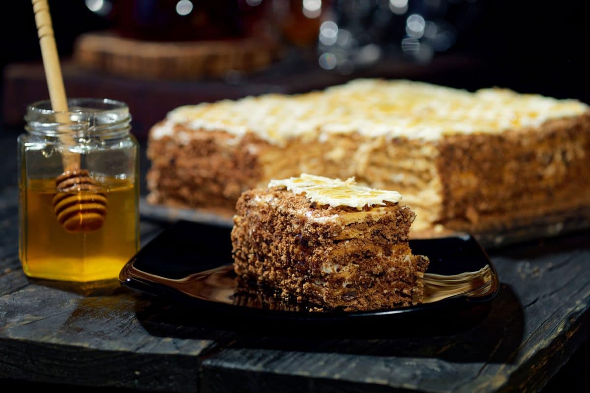 桌上有自制蜂蜜蛋糕和杏仁黄油