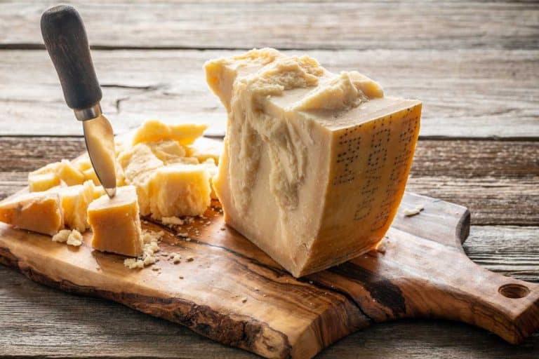 帕尔马雷奇亚干酪奶酪砧板和刀在木桌上,奶酪的董事会应该什么尺寸的?