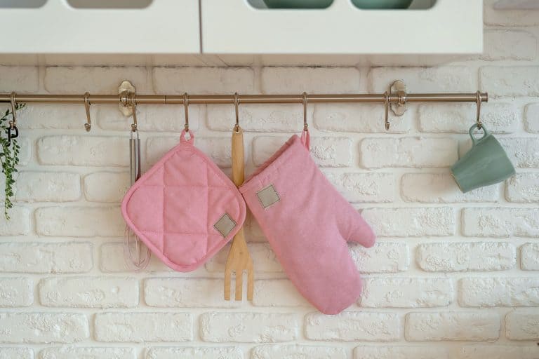粉红颜色的烤箱手套挂在厨房的墙上,你商店烤箱手套在哪里?bd手机下载