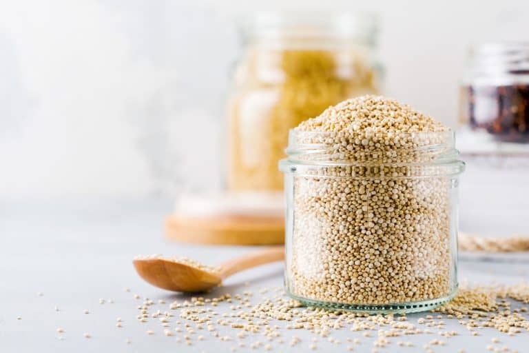 生奎奴亚藜谷物在jar。健康的素食在灰色的餐桌,你能保持多久奎奴亚藜在储藏室?bd手机下载