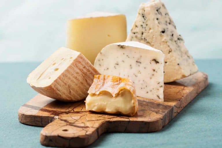 大理石服务黑板上各种各样的奶酪,奶酪板起动器或甜点?