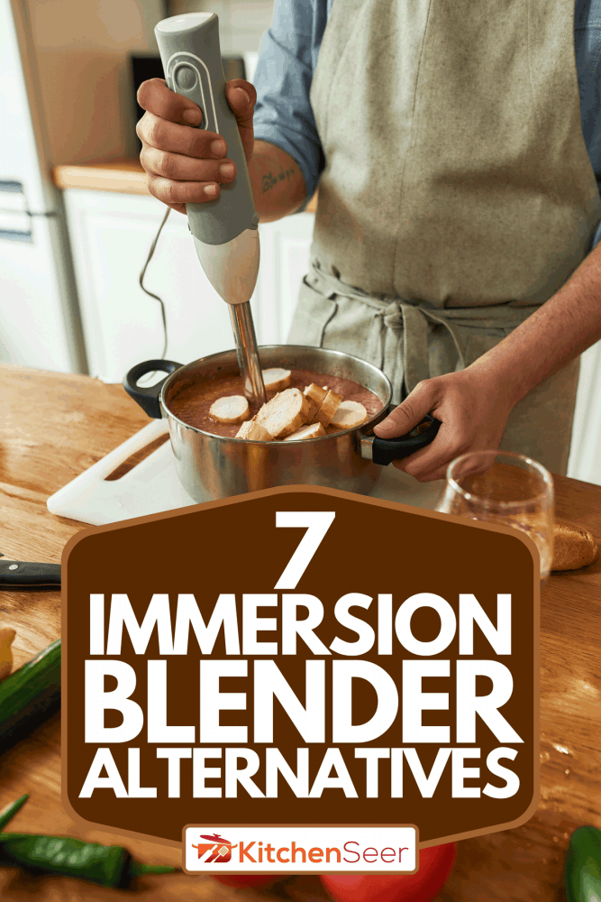 一个剪裁镜头的厨师烹饪使用手动搅拌机，7浸泡搅拌机替代品