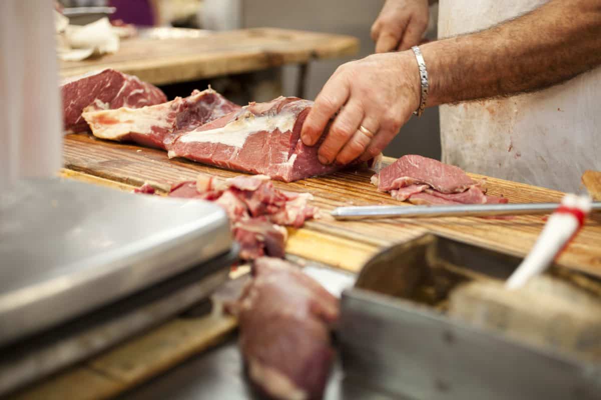 屠夫在砧板上切肉