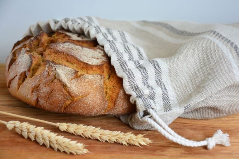 一块巨大的unsliced面包存储在一个小面包袋,6个最好的方法来存储面包