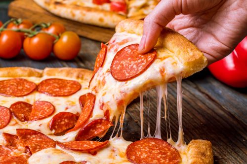 阅读更多文章《披萨放在外面过夜会变坏吗?》