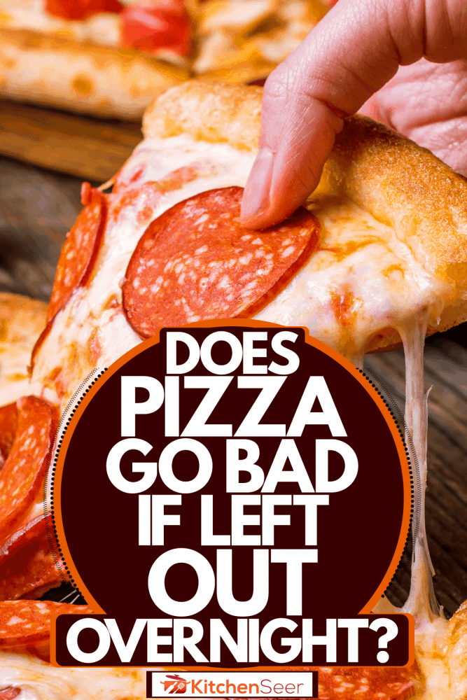 一个女人拿着一大块意大利辣香肠，放一晚上披萨会变坏吗?