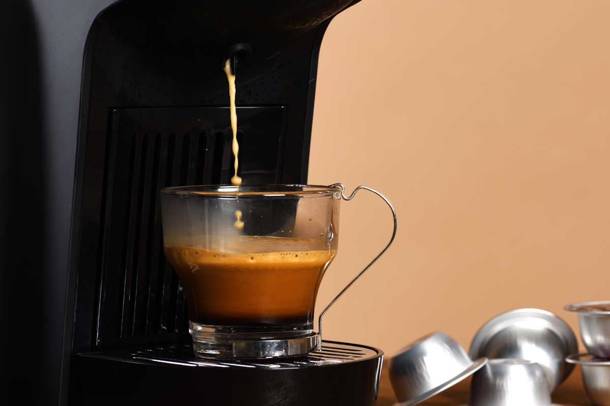 意式咖啡机在玻璃杯中制作咖啡，如何从你的Keurig中排水
