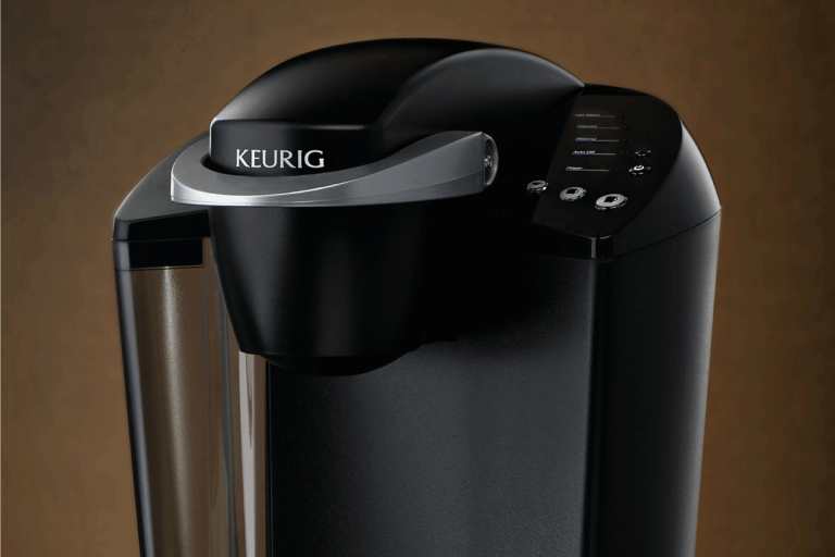 Keurig k杯咖啡机，有三个k杯豆荚。如何清洁Keurig针[使用和不使用工具]