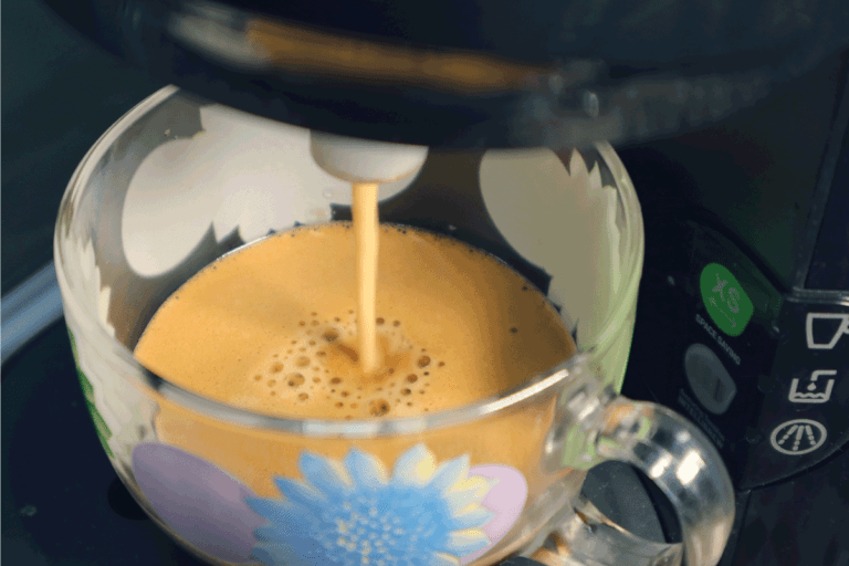 使新鲜咖啡泡沫咖啡壶。Keurig水有多热