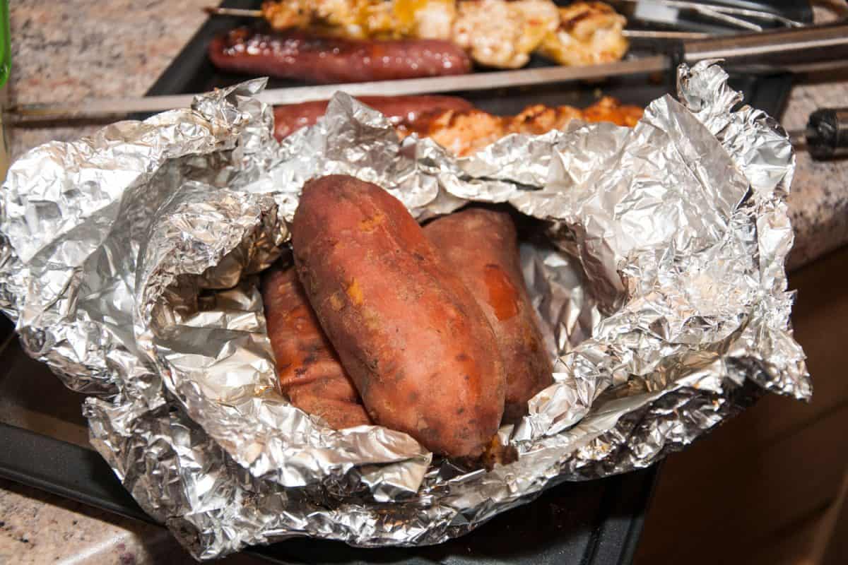 烤炉用锡纸包裹红薯