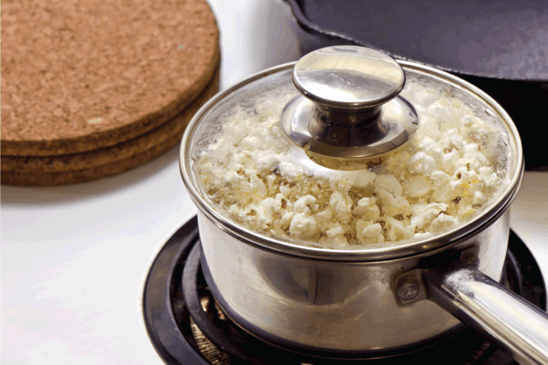 炉子上做爆米花锅里,加热爆米花。你如何让所有的爆米花内核流行(技巧)