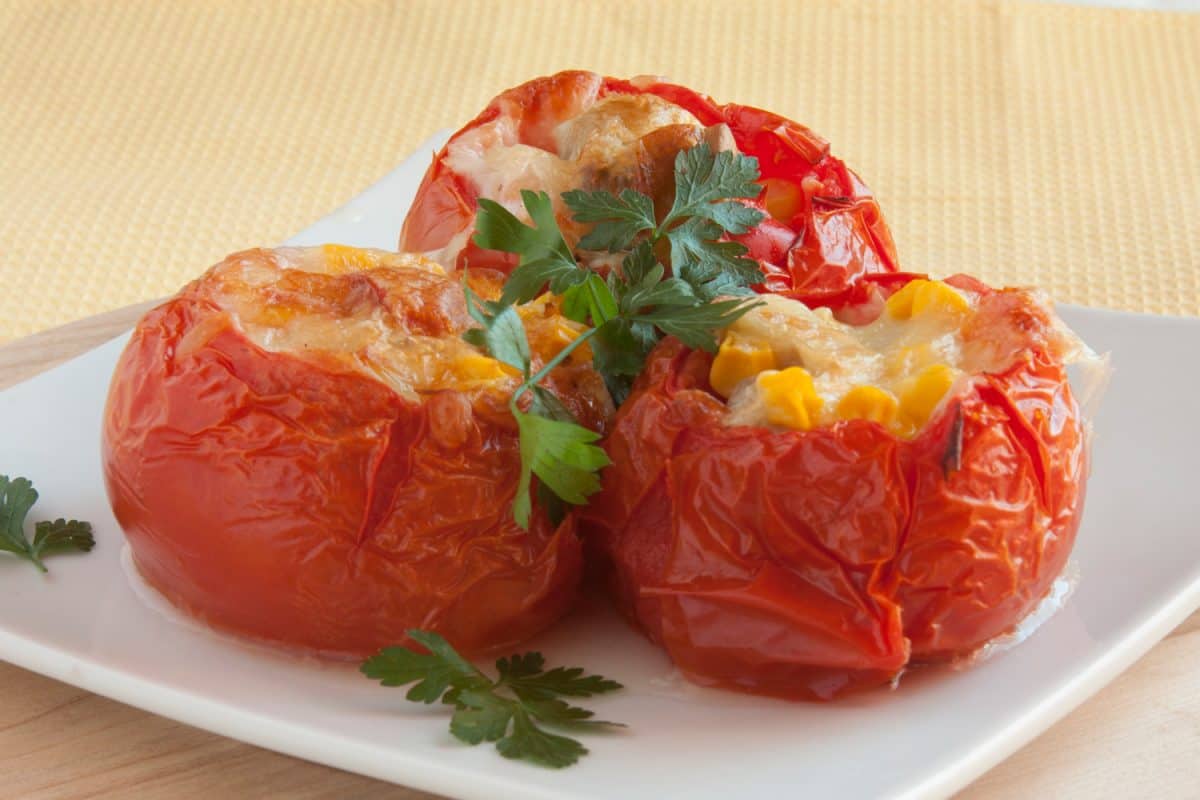 填充西红柿特写，你可以用微波炉加热西红柿吗?