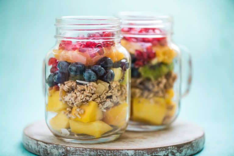 两个罐子的什锦水果木砧板,你能保持厨房的水果吗?(如何正确这样做)