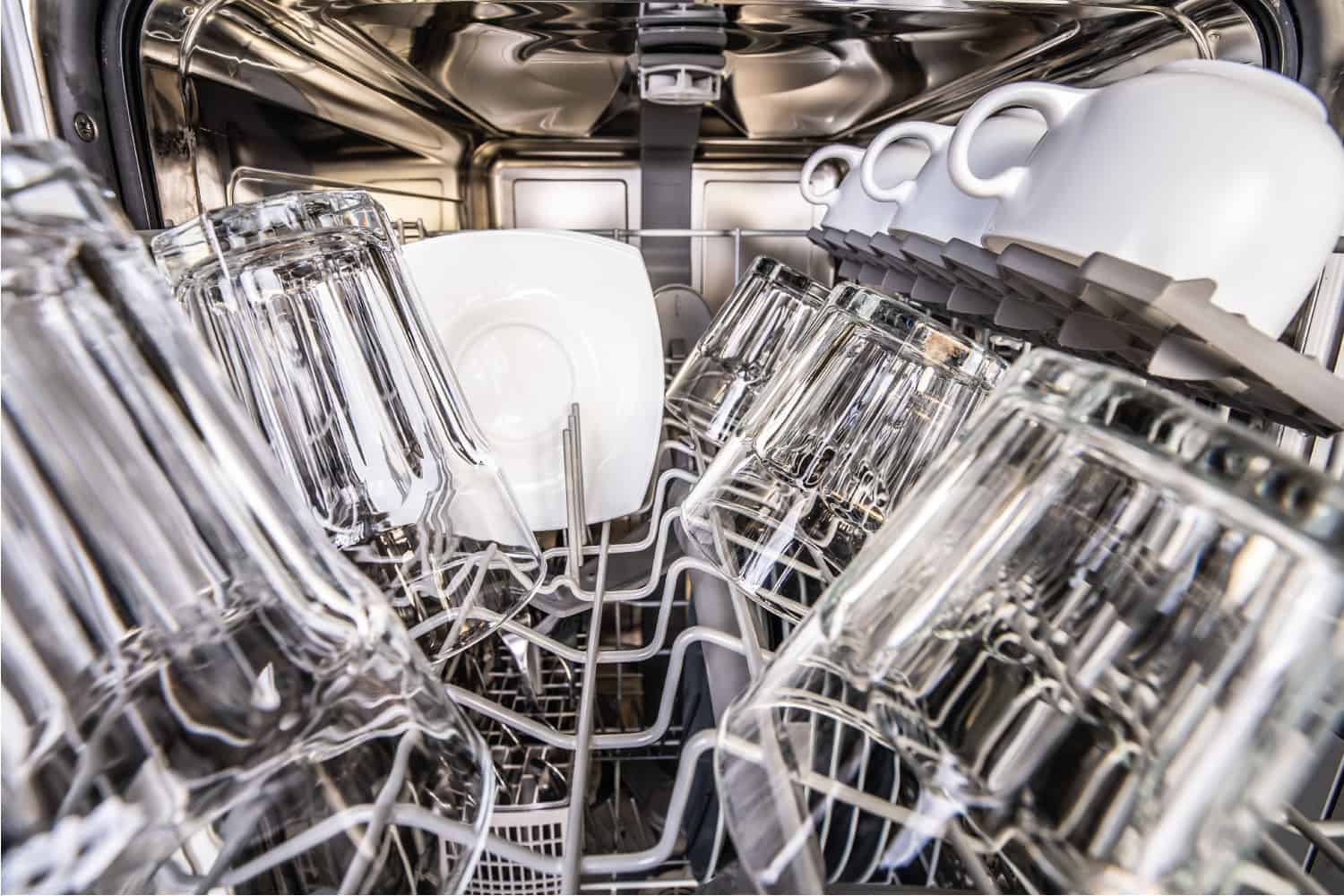 上细胞洗碗机用干净的闪闪发光的杯子和眼镜