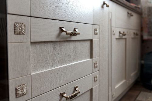 阅读更多关于“你能在厨房抽屉上放旋钮吗?”bd手机下载