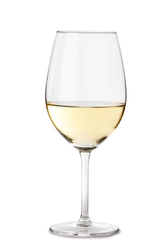 一个标准的酒杯，白色背景上有气泡香槟
