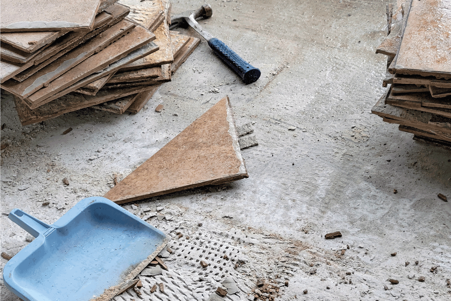 蓝色簸箕，锤子和碎瓷砖