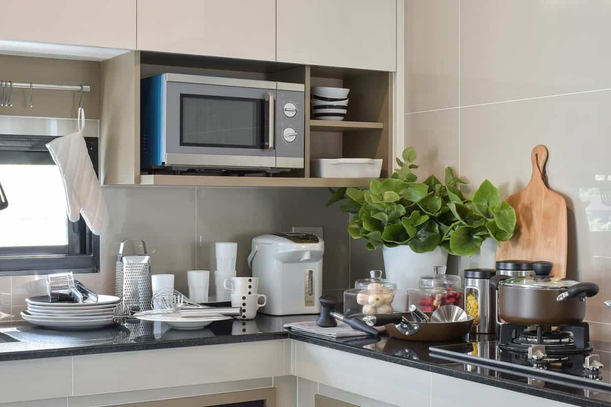 陶瓷器皿和厨房用具摆放在厨房的柜台bd手机下载上