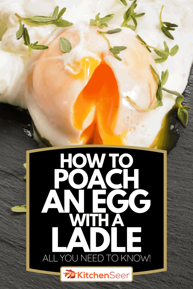 一个开放的有机荷包蛋与百里香在石板上，如何用勺子煮鸡蛋-所有你需要知道!