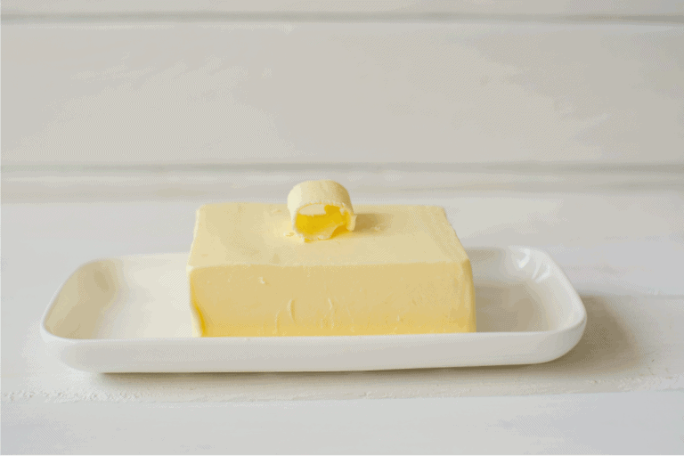 一个木制的桌子上的黄油。如何软化黄油蔓延呢