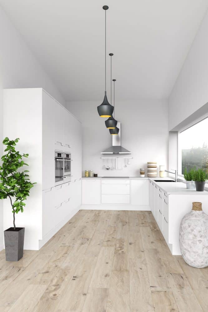 超现代的厨房区域，白色墙壁bd手机下载，层压地板和黑色悬挂灯