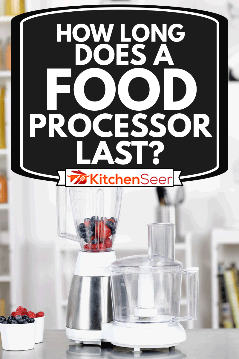 厨房工作台上的搅拌机，里面有水果和一个空的食物处理器，《食bd手机下载物处理器能用多久?》
