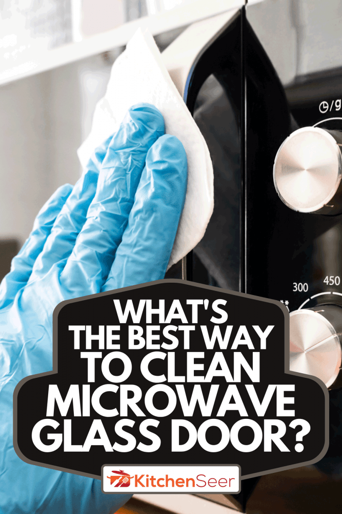 一个男人擦微波炉，清洁微波炉玻璃门的最好方法是什么?