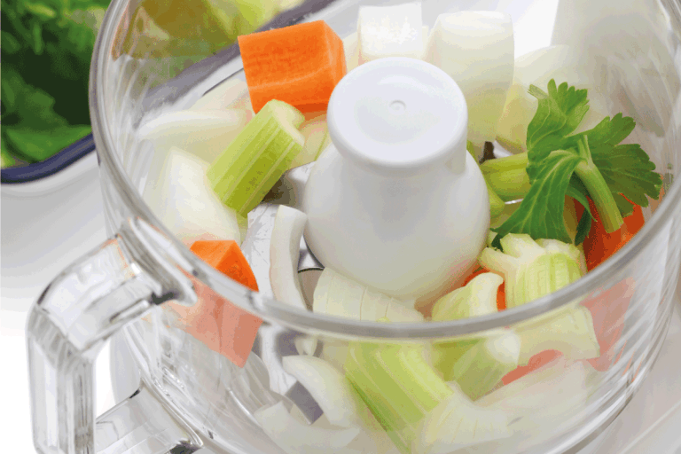削减食物处理器蔬菜里面准备好汤。你能混合汤在食物处理器吗