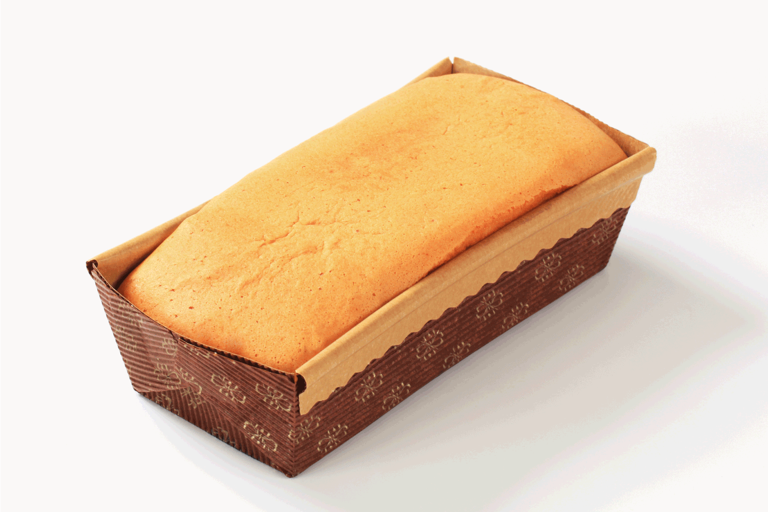 自制海绵蛋糕，装在纸烤盘里。你能用烤面包盘烤蛋糕吗
