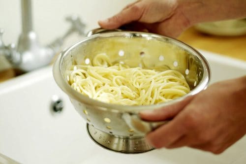 阅读更多关于“通心粉和奶酪应该清洗意大利面吗?”