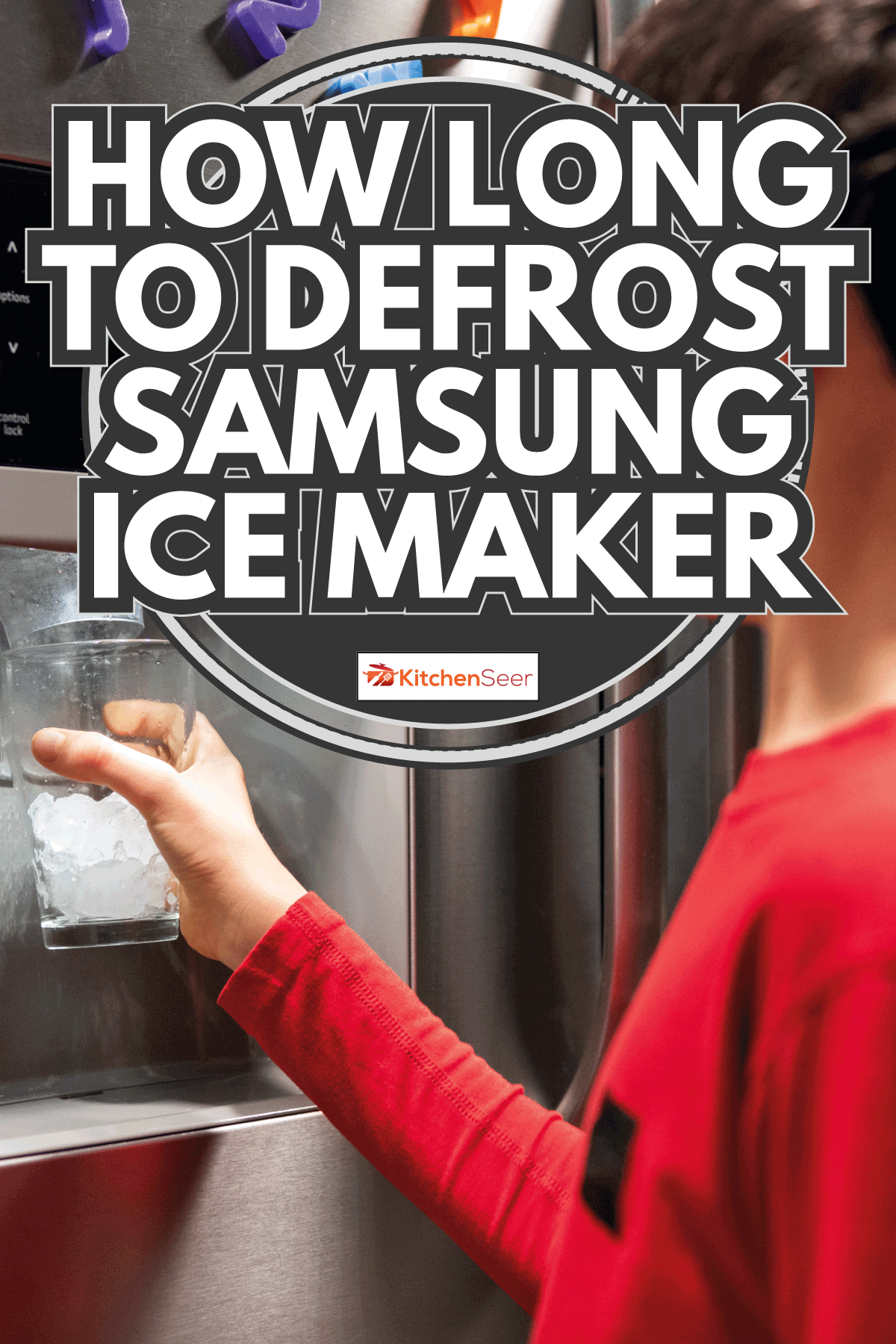 女人的手是玻璃和使用冰箱让新鲜干净的冰块。解冻三星制冰机多久”width=