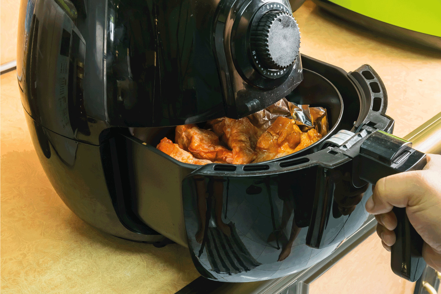 厨师烧烤鸡腿在烤箱空气炸锅。没有油的健康烹饪。空气炸锅篮可以放进洗碗机吗