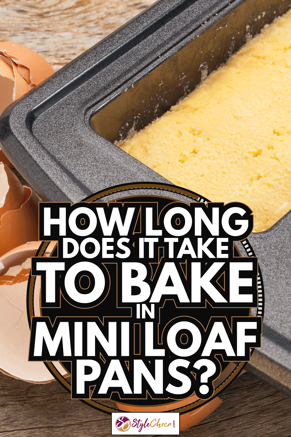 椰子面包面粉面包面团。在迷你面包盘里烤面包需要多长时间