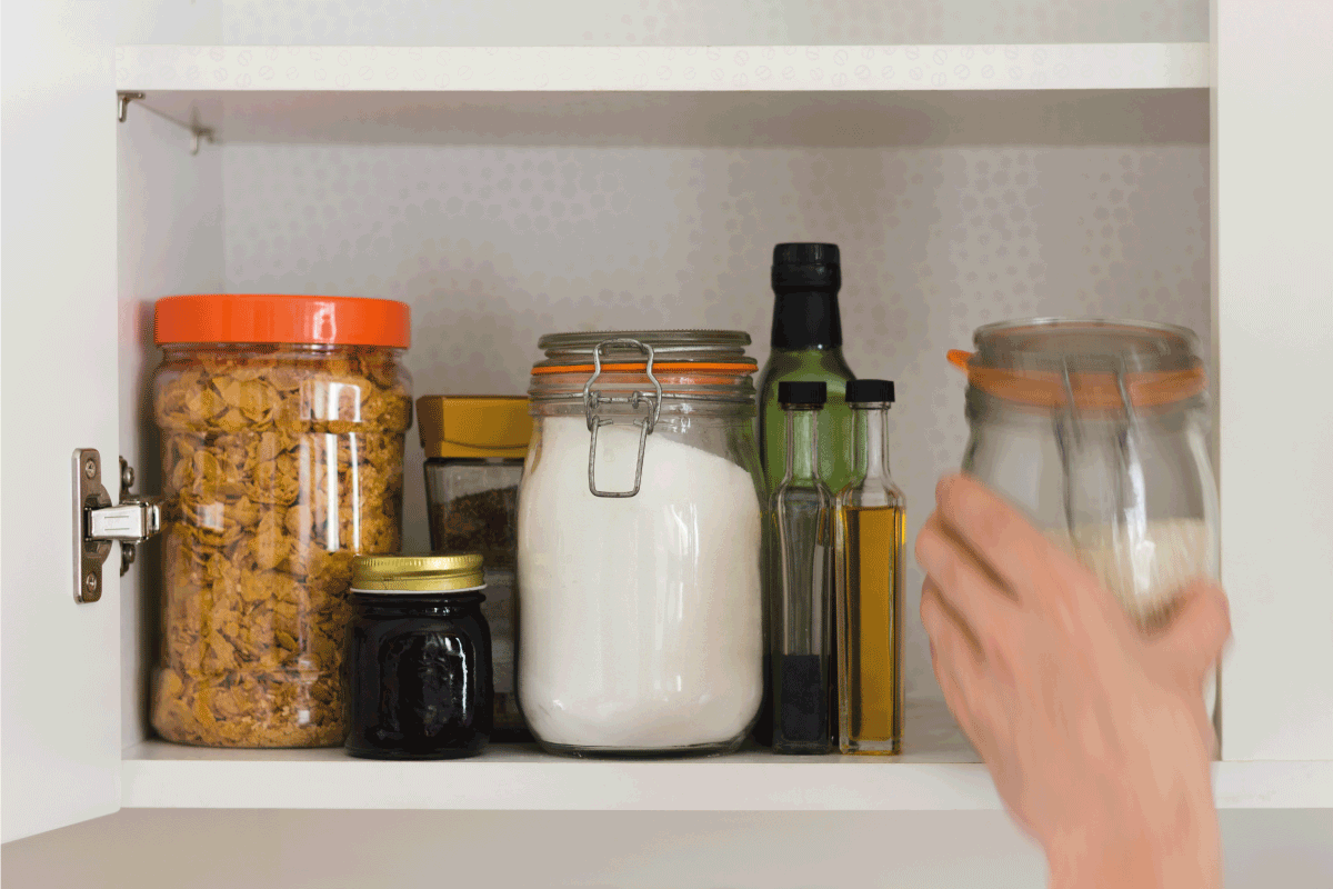 食品柜，有罐子的食品储藏室。储存糖的最佳容器是什么
