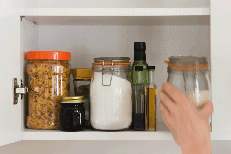 食品柜、储藏室和罐子。什么是最好的容器来存储糖吗