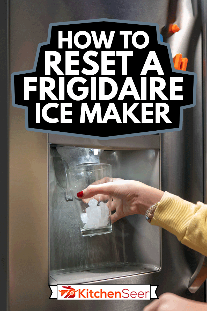 女孩填充玻璃冰从Frigidaire制冰机，如何重置一个Frigidaire制冰机