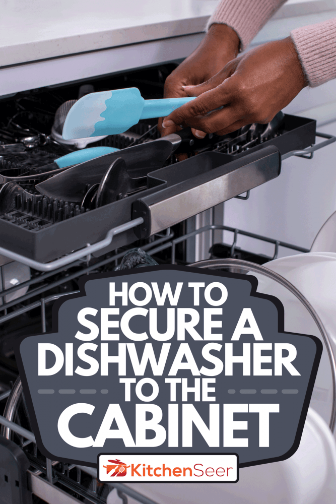 一个女人在洗完碗后卸载洗碗机，如何将洗碗机固定在柜子上