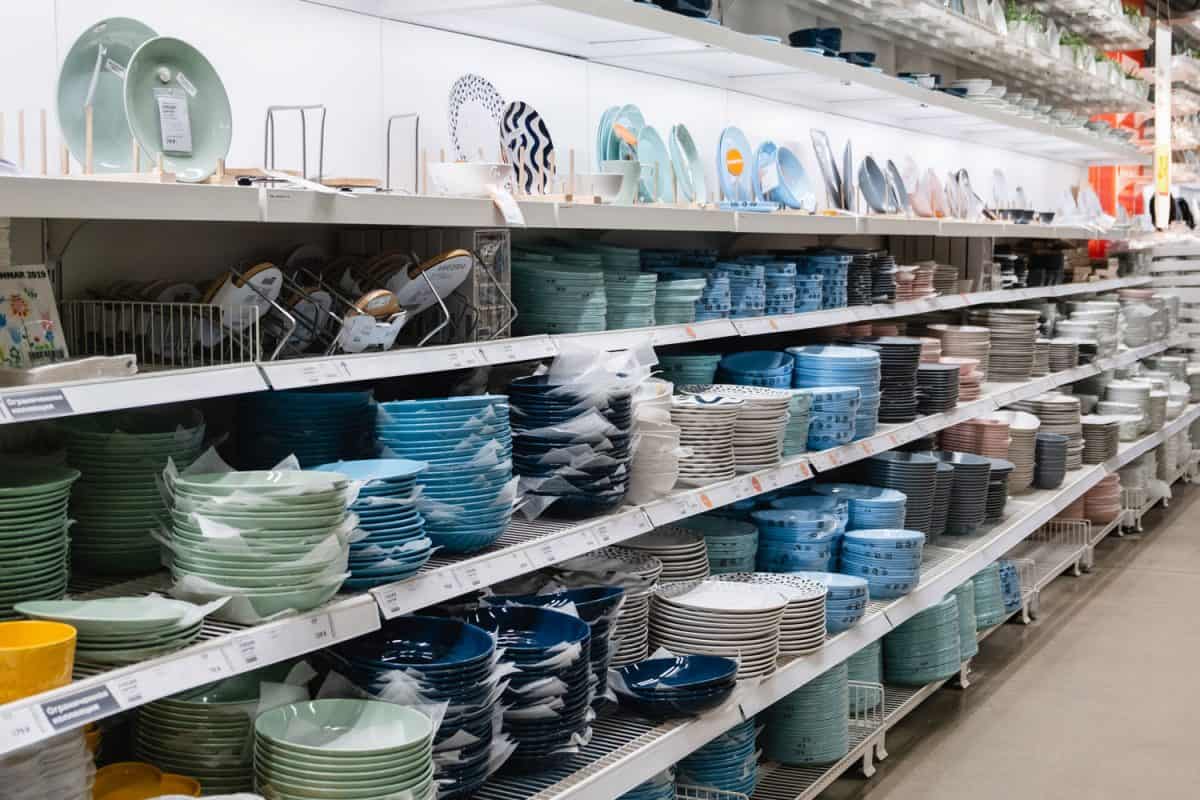 宜家的货架上摆满了瓷器、瓷器、陶瓷等结构的餐具
