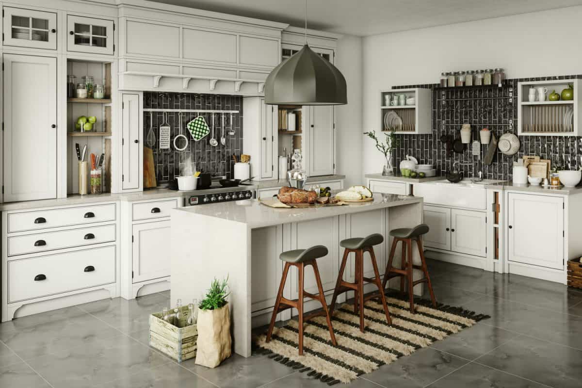 厨房的内部设计灵感来自白色和bd手机下载舒适的设计，一个小早餐吧，小木凳，中央有一盏巨大的吊灯