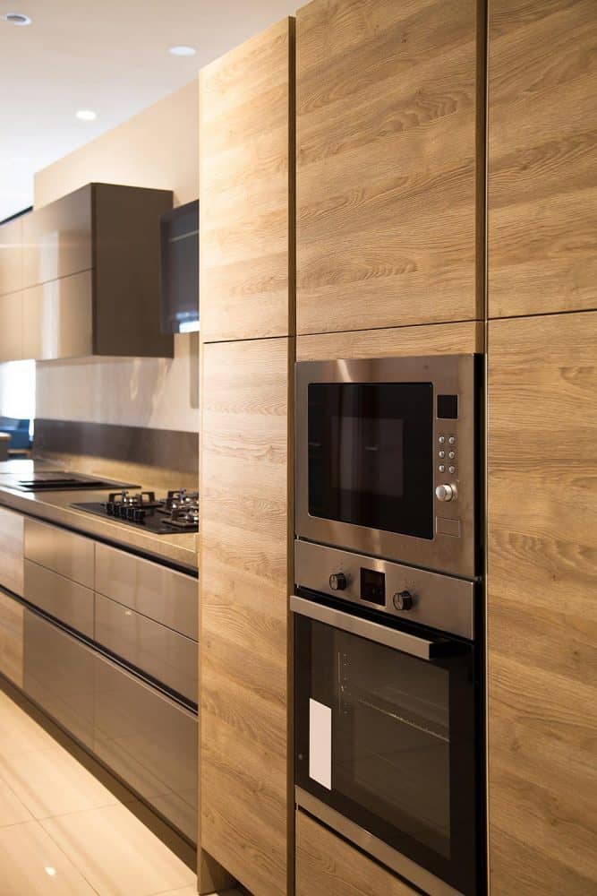 现代厨房设备的内部与灰色和橡木橱柜bd手机下载