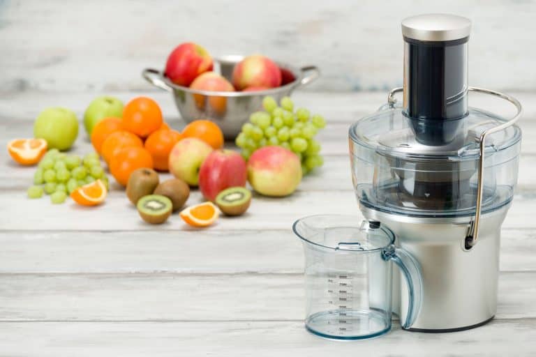 现代电动榨汁机和各种水果在厨房柜台上,健康的生活方式的概念,Cuisinart食品加工机bd手机下载不工作——做什么?